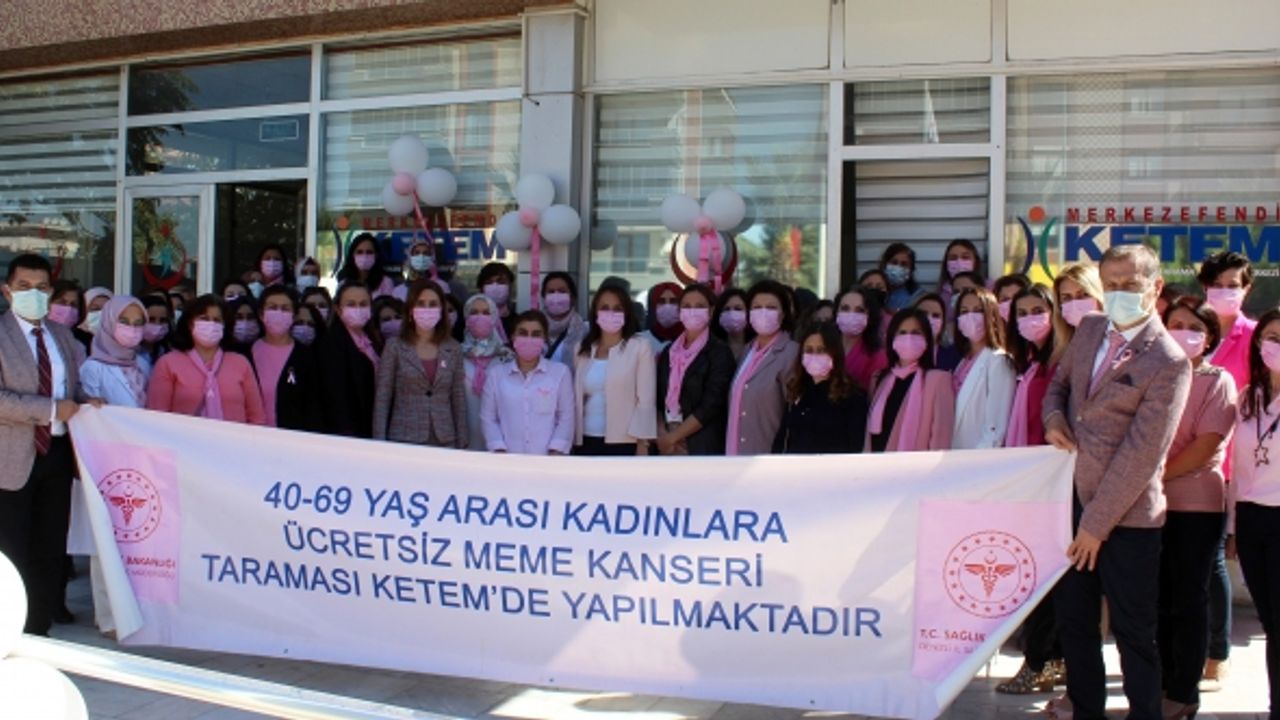 Denizli’de Sağlık Çalışanları ‘Pembe Giysi’ İle Meme Kanserine Dikkat Çekti!