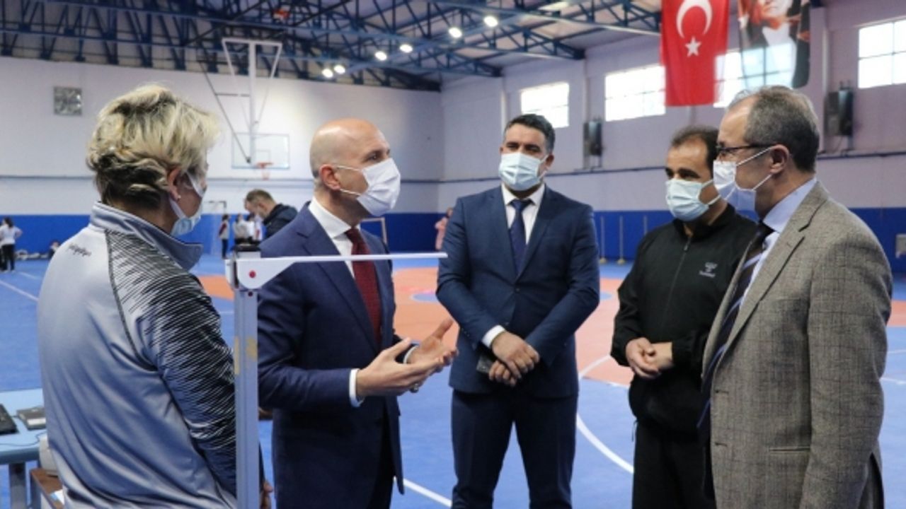Sarayköy Spor Salonu Yeni Yüzüyle Hizmet Verecek