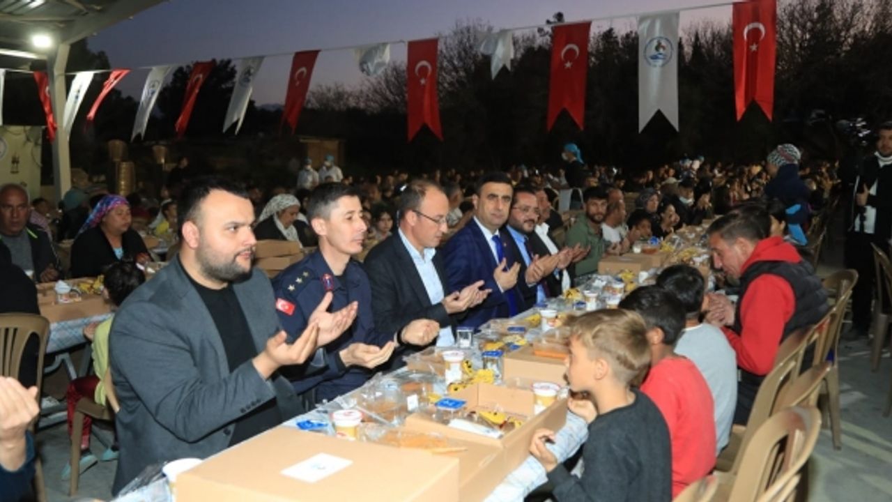 Pamukkale Belediyesinin İftar Sofrası Karakova’da Kuruldu
