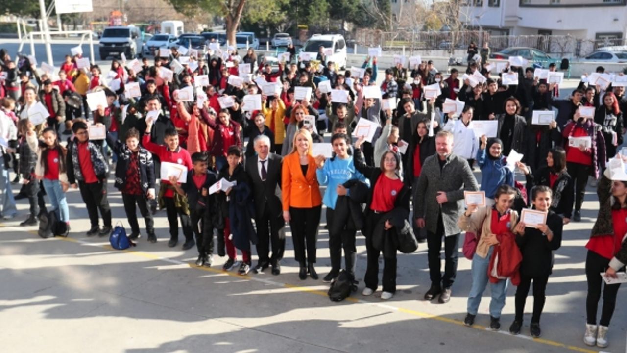 Başkan Doğan Miniklerin Karne Heyecanına Eşlik Etti