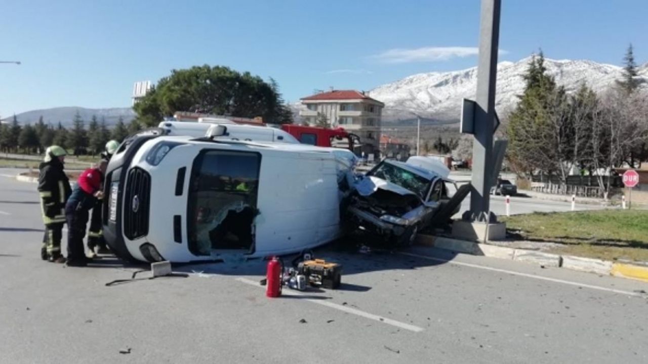 Serinhisar’da Minibüsle Otomobil Birbirine Girdi; 2 Yaralı
