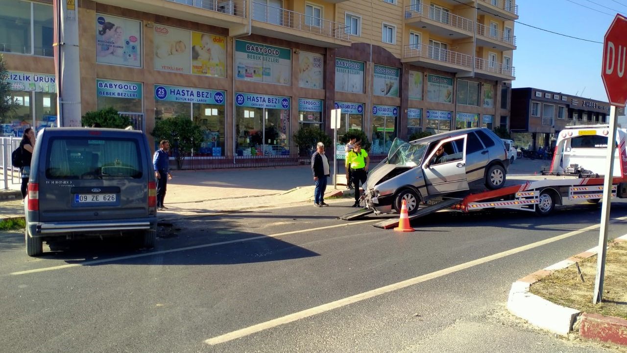 Buharkent’te 2 Araç Çarpıştı: 3 Yaralı