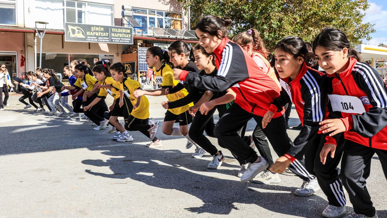 Çamelili çocuklar Cumhuriyete koştu