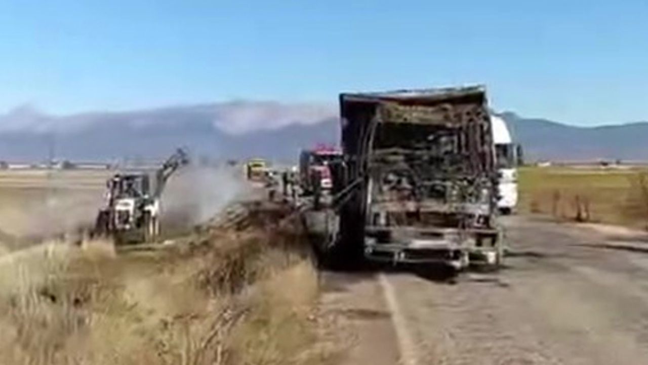 Saman yüklü kamyon kullanılamaz hale geldi