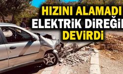 Denizli’de Hızını Alamayan Şoför Elektrik Direğini Devirdi!
