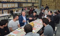 AK Partili Şahin Tin, İftarını Mermer İşçileriyle Birlikte Yaptı