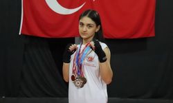 Denizlili Selvinaz 17 Yaşında Kick Boksta Dünya Şampiyonu Oldu