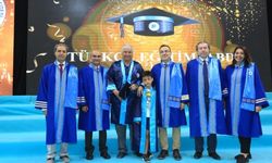 67 Yaşında Torunu İle Birlikte Diplomasını Aldı