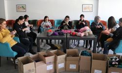 Sarayköylü Kadınlar Depremzedeler İçin Bağışlanan Yün İplikleri Kışlık Giysilere Dönüştürüyor