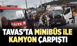 Tavas'ta Minibüs İle Kamyon Çarpıştı! 2 Yaralı