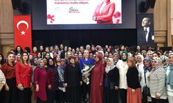 Şeniz Doğan, Kadın Çalışma Arkadaşlarıyla 8 Mart Dünya Emekçi Kadınlar Gününü Kutladı