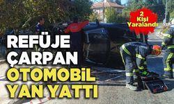 Refüje Çarpan Otomobil Yan Yattı; 2 Yaralı