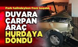 Duvara Çarpan Araç Hurdaya Döndü