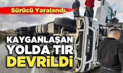 Kayganlaşan Yolda Tır Devrildi; 1 Yaralı