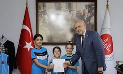 Minik yürekler kazandıklarını Filistin halkına bağışladı