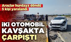 İki otomobil kavşakta çarpıştı:  5 kişi yaralandı