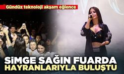 Simge Sağın fuarda hayranlarıyla buluştu