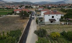 Çivril’nin iki mahallesinde asfalt çalışmasını noktaladı