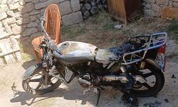 Evin bahçesindeki motosiklet kundaklandı
