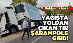 Yağışta yoldan çıkan tır şarampole girdi