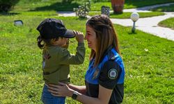 Çocukların yüzünü güldüren polis kalpleri ısıttı