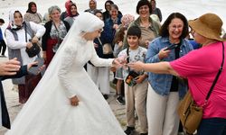 Pamukkale’de Fotoğraf Çekimine Giden Çifte Para Takmak İçin Sıraya Girdiler