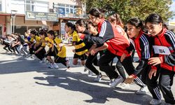 Çamelili çocuklar Cumhuriyete koştu