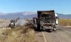 Saman yüklü kamyon kullanılamaz hale geldi