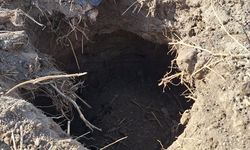 Çivril’de tarlada oluşan obruk korkuttu