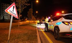 Kontrolden çıkan otomobil trafik levhasına çarptı