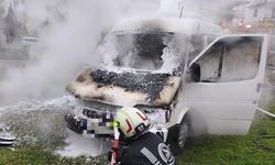 Park halindeki minibüs alevlere teslim oldu