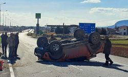 Aksı kırılan pikap takla attı