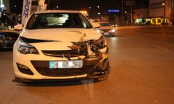 Denizli’de Kontrolden Çıkan Otomobil 2 Araca Çarptı