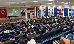 “Evrenin Doğumu ve Ölümü” konferansı gerçekleştirildi