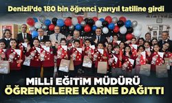 Milli Eğitim Müdürü öğrencilere karne dağıttı