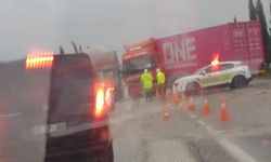 Kontrolden çıkan tır yolu kapattı