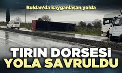 Buldan’da kayganlaşan yolda tırın dorsesi yola savruldu