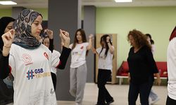 Öğrenciler yurtlarda halk oyunları öğreniyor