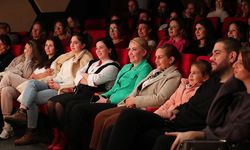 Şeniz Doğan; "Tüm tiyatro emekçilerinin gününü kutluyorum "