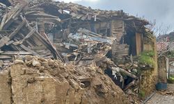 Buldan’da metruk ev çöktü