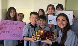 Öğretmen ve öğrenciler arasında duygu dolu dayanışma