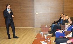 DENİB Başkanı Uğurlu üniversitelilerle deneyimlerini paylaştı