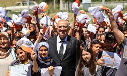 Cengiz Arslan öğrencilerin karne heyecanına ortak oldu