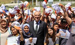 Çamelili öğrenciler karne sevincini Şırnak'taki yaşıtlarıyla birlikte yaşadı