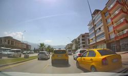 Ani şerit değiştiren taksi kazaya neden oluyordu