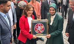 Kızılay’dan Bakan Göktaş’a anlamlı hediye