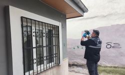 Muhtarlığın kamerasını söküp bahçeye attılar