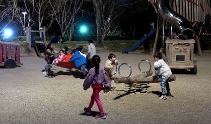 Denizli’de iftar sonrası parklar dolup taşıyor
