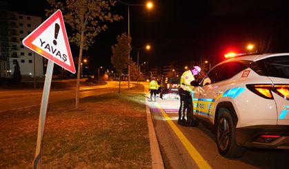 Kontrolden çıkan otomobil trafik levhasına çarptı