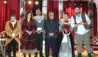 Merkezefendi Kent Tiyatrosu'nun oyunu Çavdır’da büyük beğeni topladı